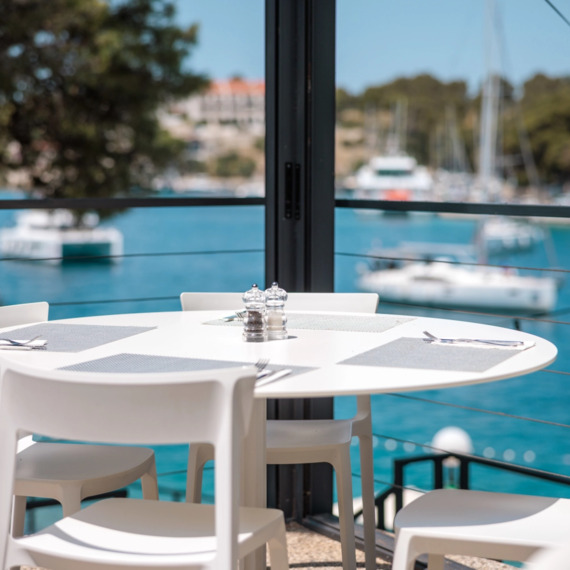 Restaurant, Milna Osam, Brač